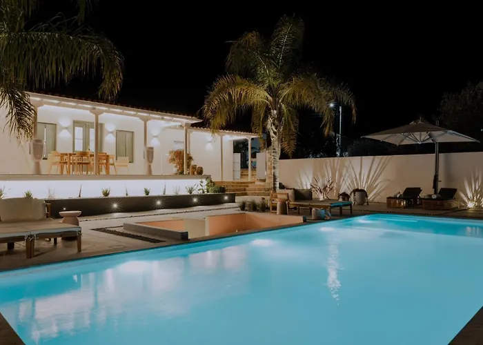 Blue Topaz Villa With Private Pool *