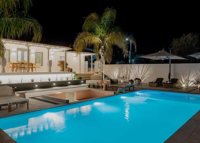 Blue Topaz Villa With Private Pool *