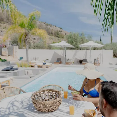 Villa Blue Topaz Poolside