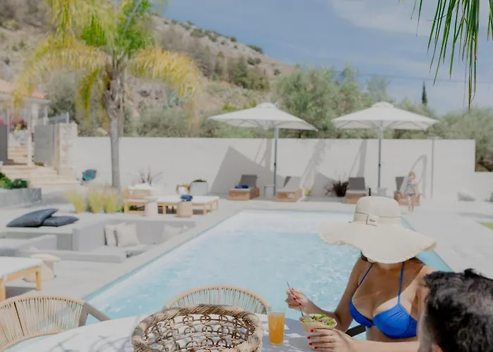 Вилла Blue Topaz Poolside