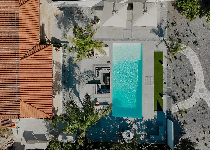 Blue Topaz Poolside Вилла