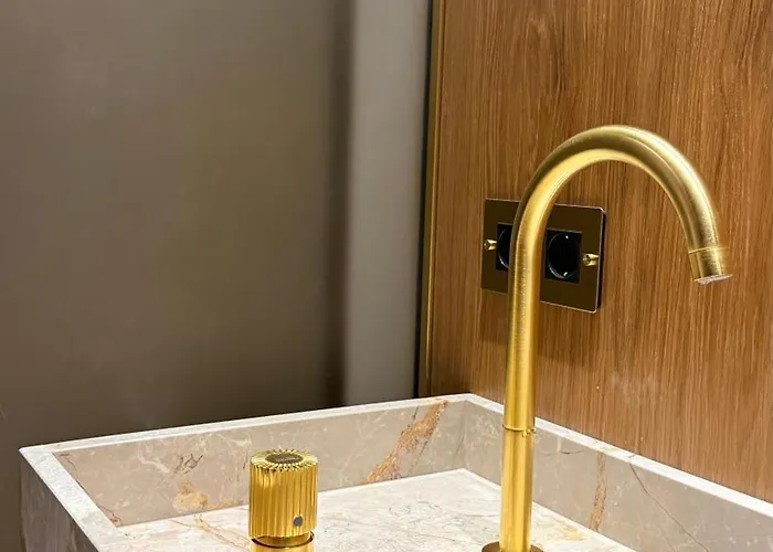 Blue Topaz With Private Pool