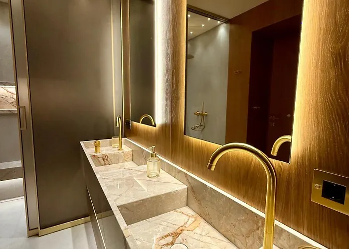 Blue Topaz Poolside Вилла